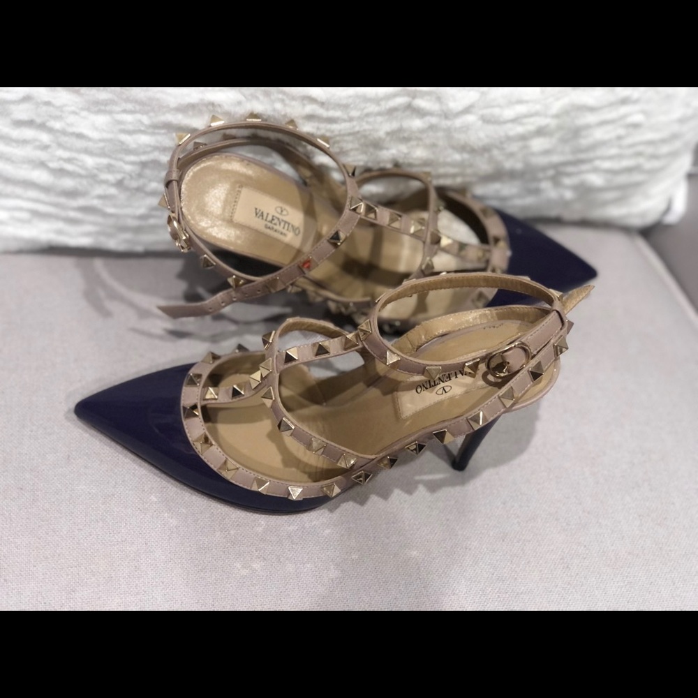 VALENTINO ROCKSTUDS PURPLE PATENT LEATHER HEEL. - Picture 4 of 13